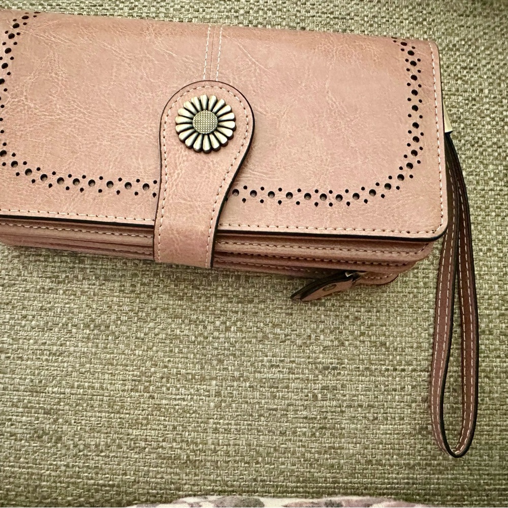 AMAZONS ESSENTIALS BIG WALLET/Wristlet in mauve with huge organization! - Picture 9 of 10